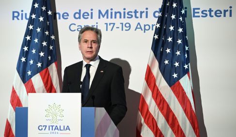 Secretário de Estado dos EUA, Antony Blinken, discursa em coletiva de imprensa na Itália após reunião dos ministros de Relações Exteriores do G7, em 19 de abril de 2024.