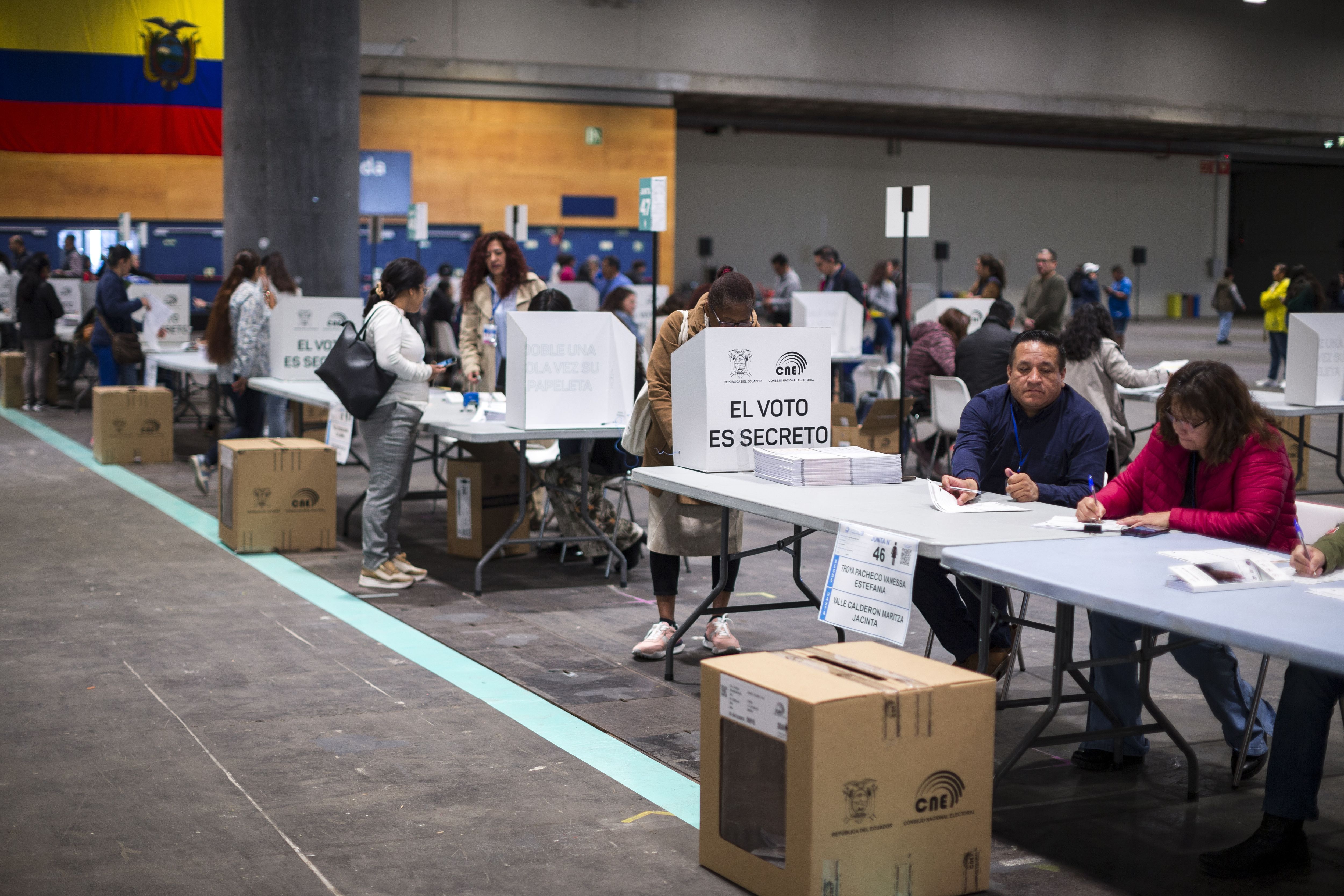 Mulher vota no exterior, em Madrid, na Espanha, durante referendo do Equador sobre novas medidas de segurança. Comunidade equatoriana em Madrid ultrapassa os 60 mil.