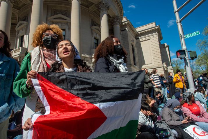 Estudantes e manifestantes de Yale cantam e protestam enquanto bloqueiam o cruzamento da College Street com a Grove Street, em Connecticut, 22 de abril de 2024, durante um protesto pró-Palestina depois que cerca de 45 estudantes foram presos / Aaron Flaum/Hartford Courant/Tribune News Service via Getty Images