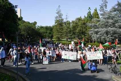 Estudantes de Stanford e manifestantes pró-palestinos se reúnem na Universidade de Stanford para protestar contra os ataques israelenses a Gaza, em Stanford, Califórnia, Estados Unidos, em 22 de abril de 2024.