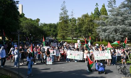Estudantes de Stanford e manifestantes pró-palestinos se reúnem na Universidade de Stanford para protestar contra os ataques israelenses a Gaza, em Stanford, Califórnia, Estados Unidos, em 22 de abril de 2024.