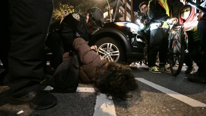 A polícia intervém e prende mais de 100 estudantes da Universidade de Nova York (NYU) que continuam sua manifestação no campus em solidariedade aos estudantes da Universidade de Columbia e para se opor aos ataques de Israel a Gaza, em Nova York, Estados Unidos Estados Unidos em 22 de abril de 2024.