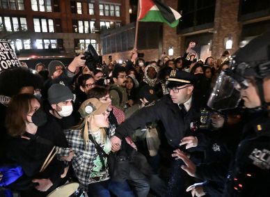 A polícia intervém e prende mais de 100 estudantes da Universidade de Nova York (NYU) que continuam sua manifestação no campus em solidariedade aos estudantes da Universidade de Columbia e para se opor aos ataques de Israel a Gaza, em Nova York, Estados Unidos Estados Unidos em 22 de abril de 2024.