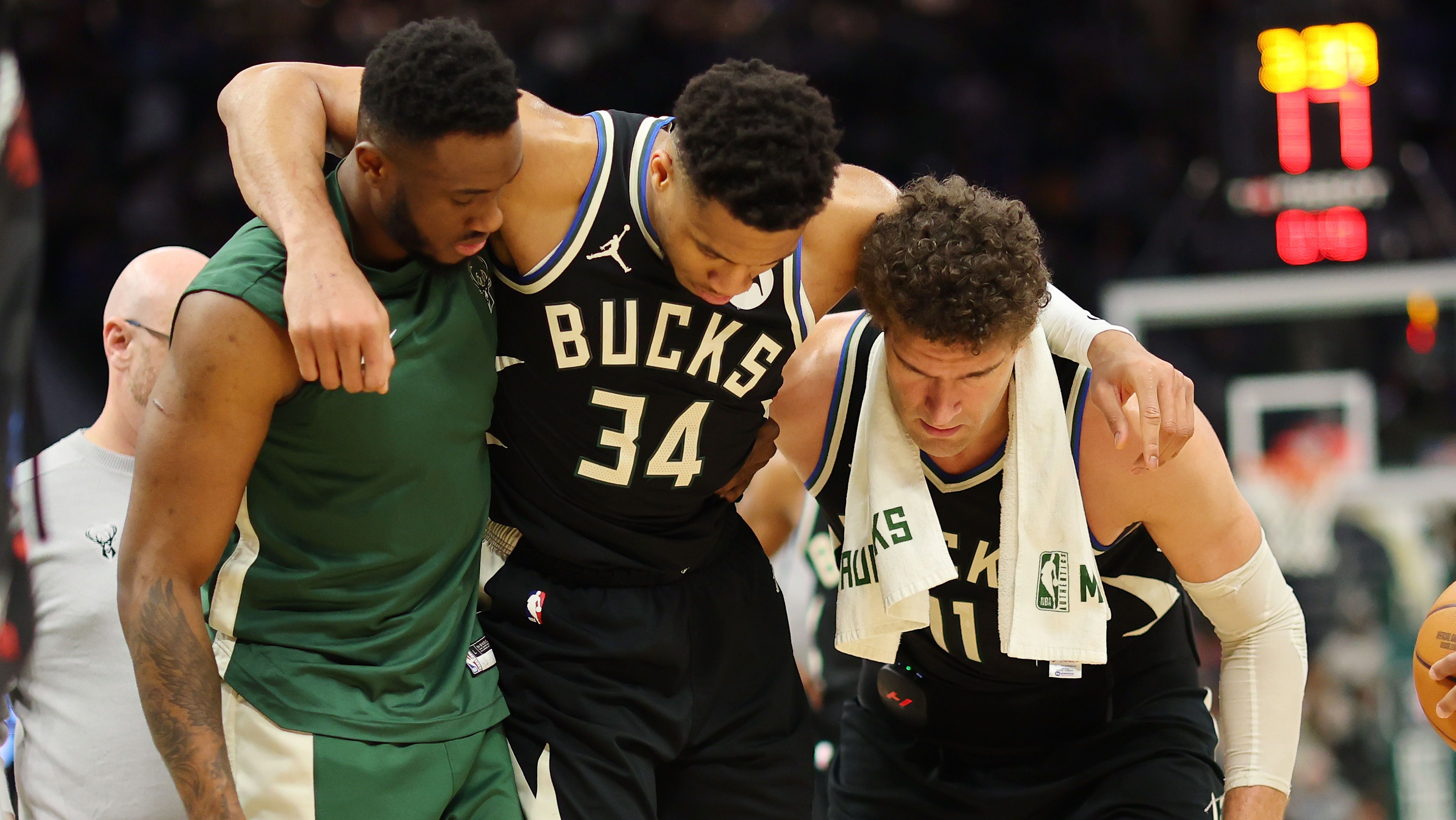 Giannis Antetokounmpo sai mancando de quadra / Stacy Revere/Getty Images