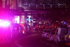 A polícia de NSW e funcionários do shopping center são vistos fora de Westfield Bondi Junction em 13 de abril de 2024 em Bondi Junction, no subúrbio de Sydney, Austrália.