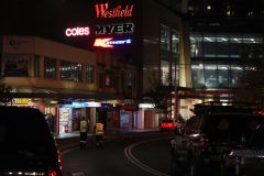 Após esfaqueamento em massa, paramédicos movem-se ao longo da Oxford Street fora de Westfield Bondi Junction em 13 de abril de 2024 em Bondi Junction, Sydney, Austrália.
