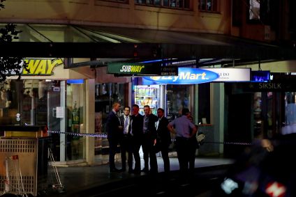 A polícia de NSW e funcionários do shopping center são vistos fora de Westfield Bondi Junction em 13 de abril de 2024 em Bondi Junction, no subúrbio de Sydney, Austrália.