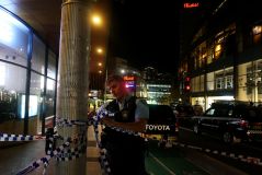 A polícia de NSW e funcionários do shopping center são vistos fora de Westfield Bondi Junction em 13 de abril de 2024 em Bondi Junction, no subúrbio de Sydney, Austrália.