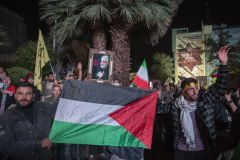 Manifestantes em Teerã apoiam ataques feitos por Irã ao Israel