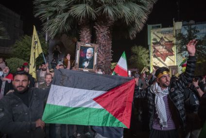 Manifestantes em Teerã apoiam ataques feitos por Irã ao Israel