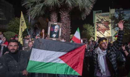 Manifestantes em Teerã apoiam ataques feitos por Irã ao Israel
