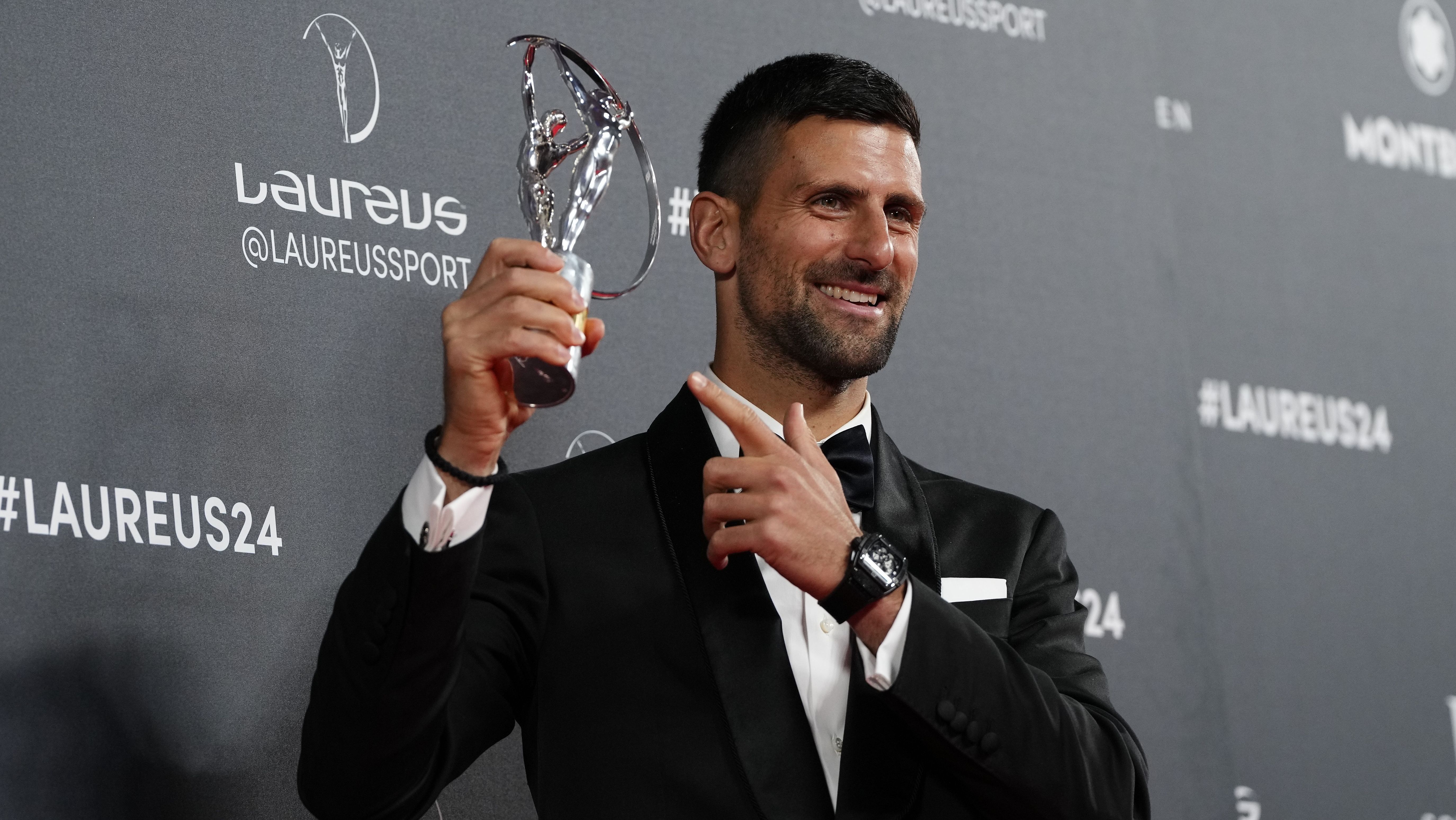 Novak Djokovic com o prêmio Laureus
