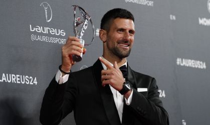 Novak Djokovic com o prêmio Laureus