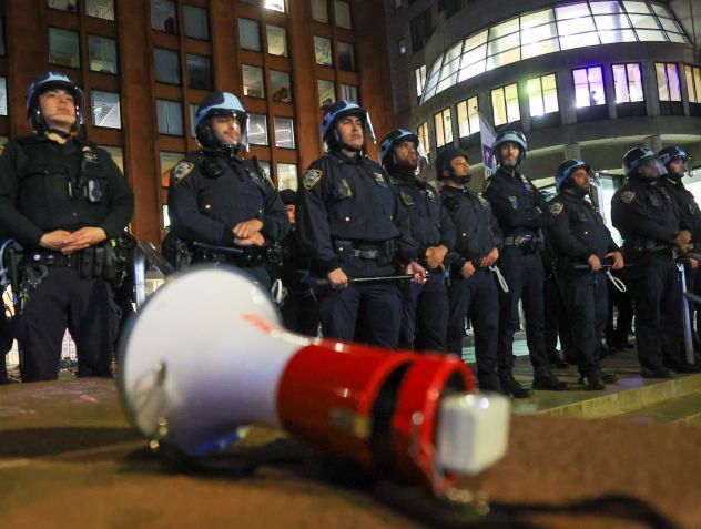 A polícia intervém e prende mais de 100 estudantes da Universidade de Nova York (NYU) que continuam sua manifestação no campus em solidariedade aos estudantes da Universidade de Columbia e para se opor aos ataques de Israel a Gaza, em Nova York, Estados Unidos Estados Unidos em 22 de abril de 2024. / Selcuk Acar/Anadolu via Getty Image