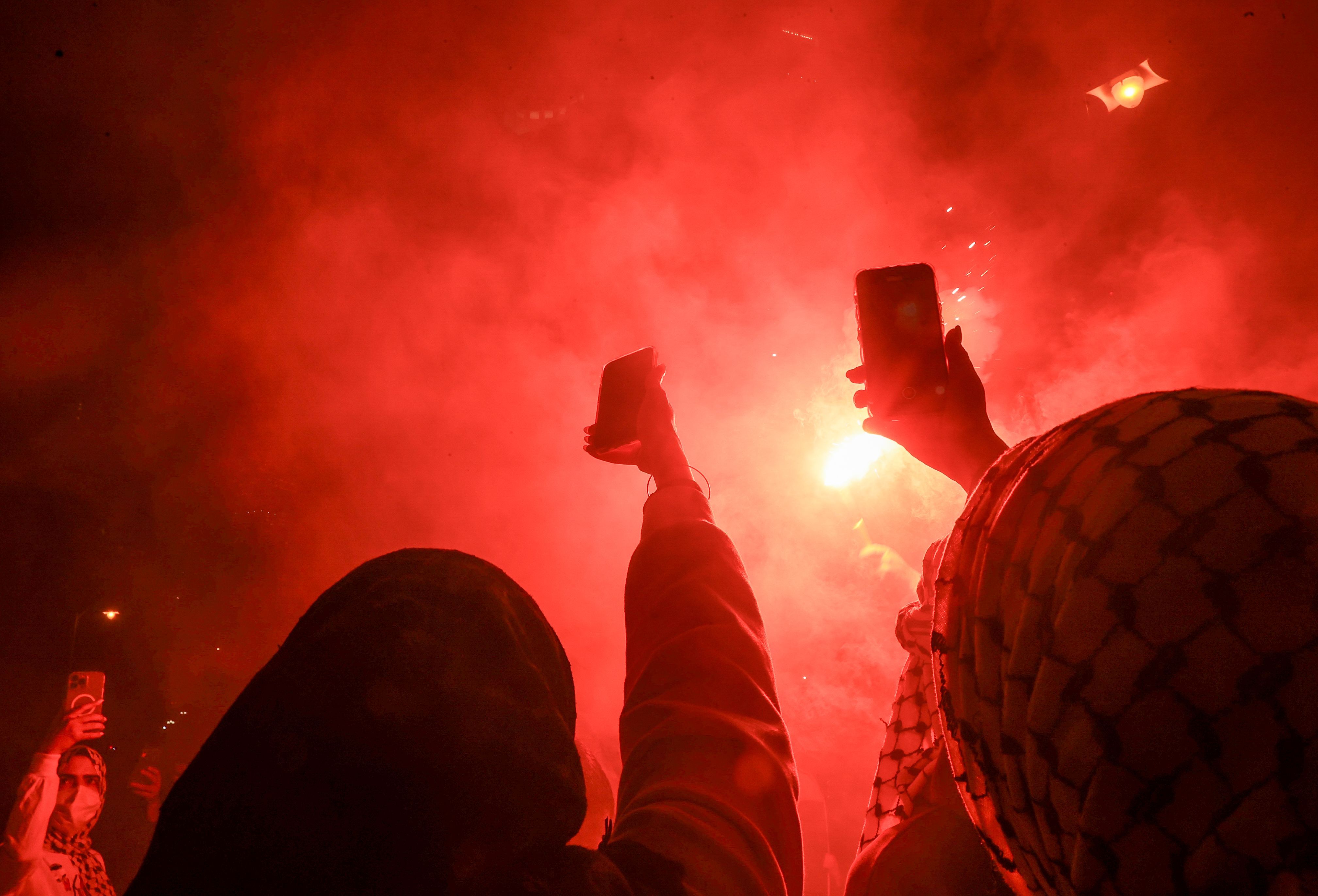 A polícia intervém e prende mais de 100 estudantes da Universidade de Nova York (NYU) que continuam sua manifestação no campus em solidariedade aos estudantes da Universidade de Columbia e para se opor aos ataques de Israel a Gaza, em Nova York, Estados Unidos Estados Unidos em 22 de abril de 2024. / Selcuk Acar/Anadolu via Getty Images