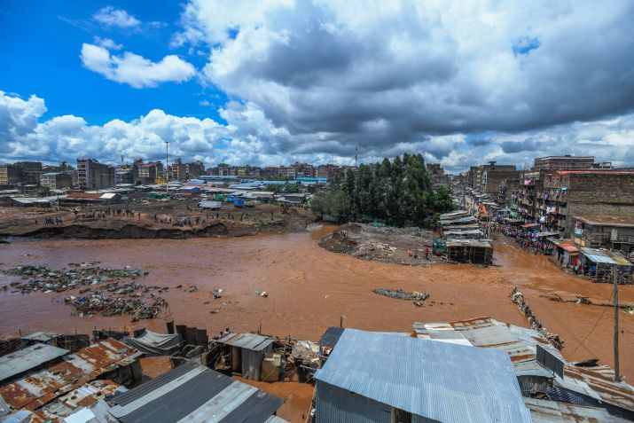 Uma vista da área enquanto os moradores do bairro de Mathare tentam evacuar a área com seus pertences importantes em Nairobi, Quênia, em 24 de abril de 2024 / Gerald Anderson/Anadolu via Getty Images