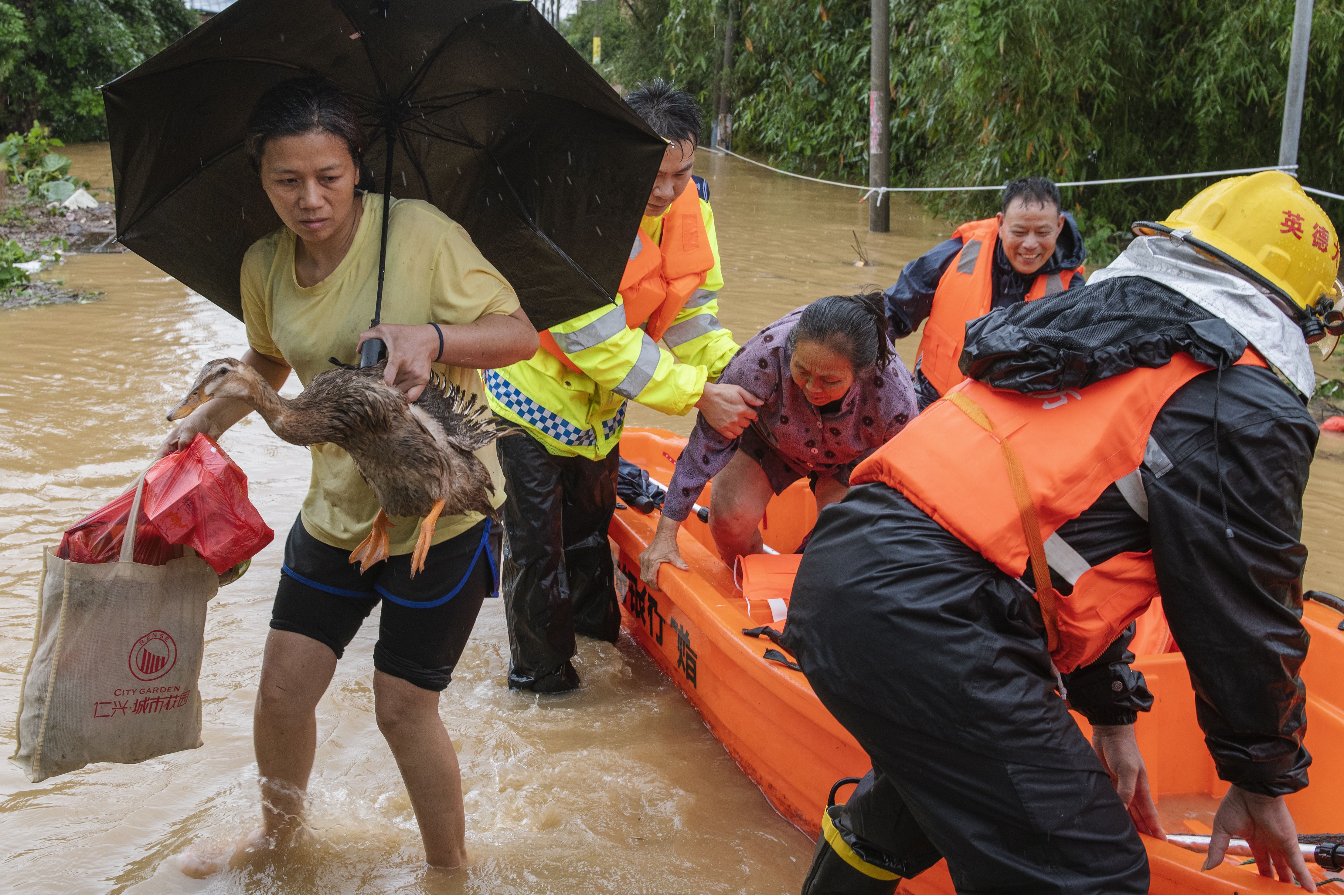 Equipes de resgate evacuam moradores presos após chuvas torrenciais em 21 de abril de 2024 em Qingyuan, província de Guangdong, na China.
