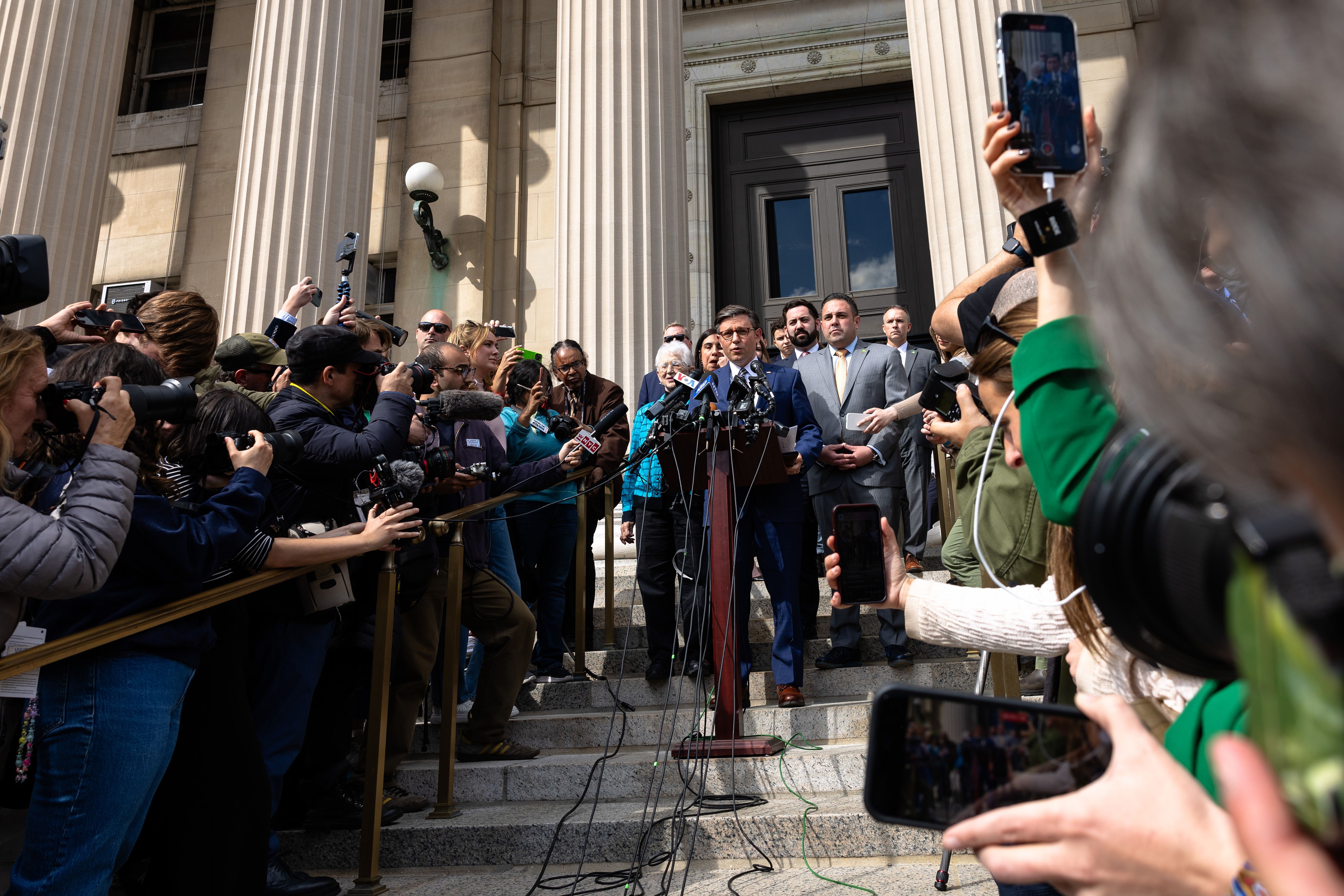 Presidente da Câmara dos EUA, Mike Johnson, fala durante coletiva de imprensa na Columbia University, em Nova York, em 24 de abril de 2024, em meio aos protestos pró-Palestina em universidades dos EUA. / Michael M. Santiago/Getty Images