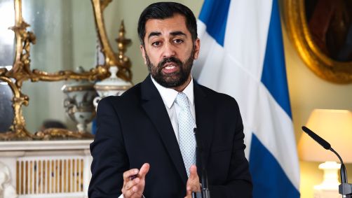 Primeiro-ministro da Escócia, Humza Yousaf, em coletiva de imprensa em Edimburgo, em 25 de abril de 2024.