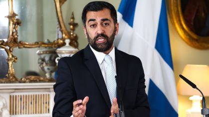 Primeiro-ministro da Escócia, Humza Yousaf, em coletiva de imprensa em Edimburgo, em 25 de abril de 2024.