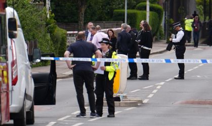 Policiais dentro do cordão de isolamento em Hainault, nordeste de Londres, onde um homem de 36 anos empunhando uma espada foi preso após um ataque a membros do público e a dois policiais.