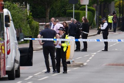 Policiais dentro do cordão de isolamento em Hainault, nordeste de Londres, onde um homem de 36 anos empunhando uma espada foi preso após um ataque a membros do público e a dois policiais.