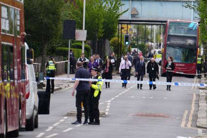 Policiais dentro do cordão de isolamento em Hainault, nordeste de Londres, onde um homem de 36 anos empunhando uma espada foi preso após um ataque a membros do público e a dois policiais.