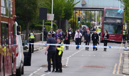 Menino de 14 anos foi morto em ataque com espada em Londres, informa polícia