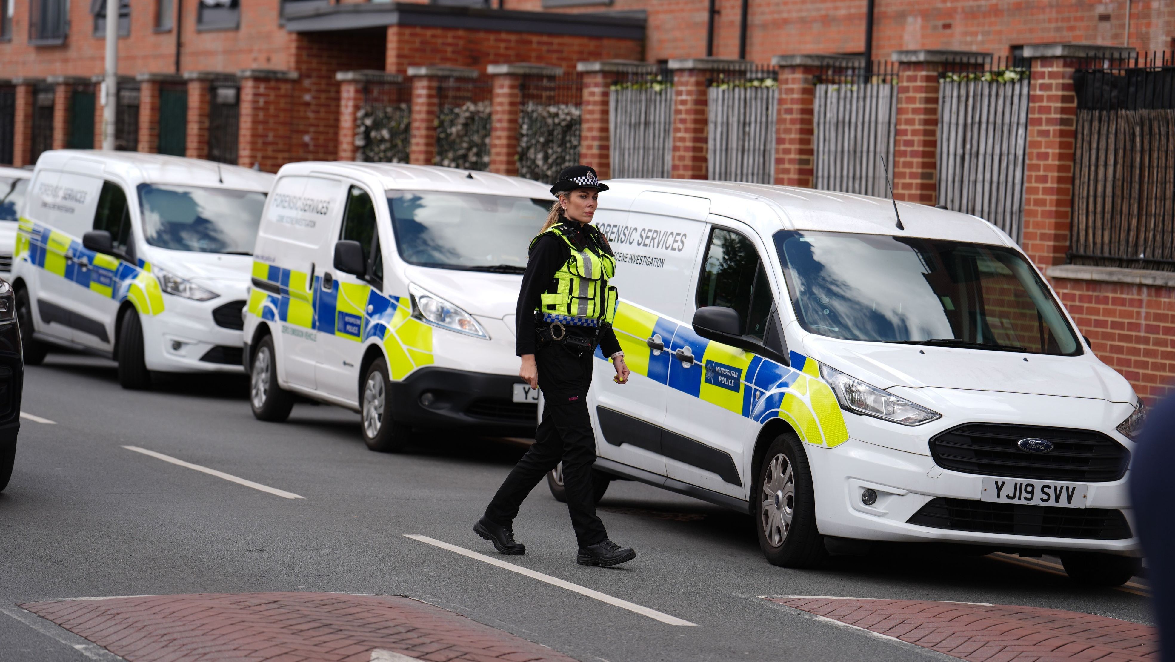 Policiais dentro do cordão de isolamento em Hainault, nordeste de Londres, onde um homem de 36 anos empunhando uma espada foi preso após um ataque a membros do público e a dois policiais.