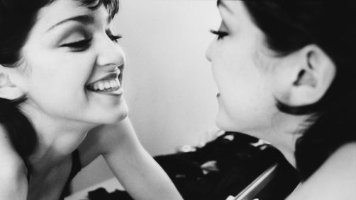 Foto de Madonna em 1979, quando ela tinha acabado de se mudar para Nova York, olhando para o espelho