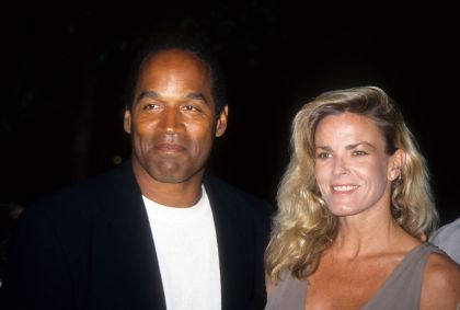 O.J. Simpson e Nicole Brown Simpson posam na estreia de &quot;Naked Gun 33 1/3: The Final Isult&quot;, em que O.J. estrelou em 16 de março de 1994 em Los Angeles, Califórnia.