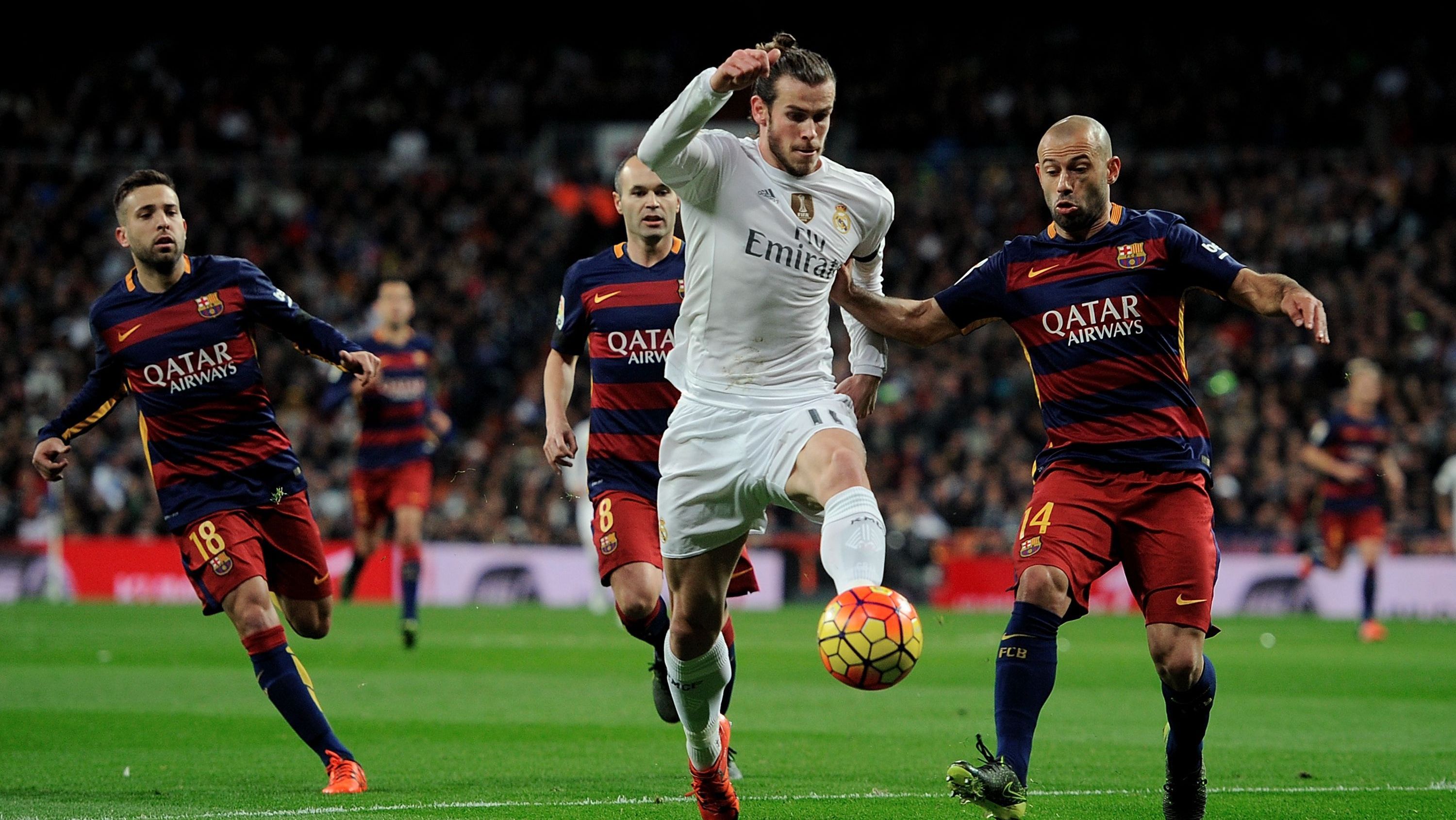 Mascherano em campo pelo Barcelona em partida contra o Real Madrid