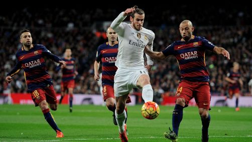 Mascherano em campo pelo Barcelona em partida contra o Real Madrid