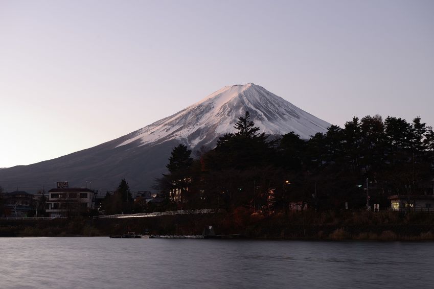 O Monte Fuji, a cerca de 50 km a sudoeste de Tóquio, com 3.776 metros de altura, é visto coberto de neve na praia do Lago Kawaguchi, em 28 de novembro de 2015. / David Mareuil/Anadolu Agency/Getty Images