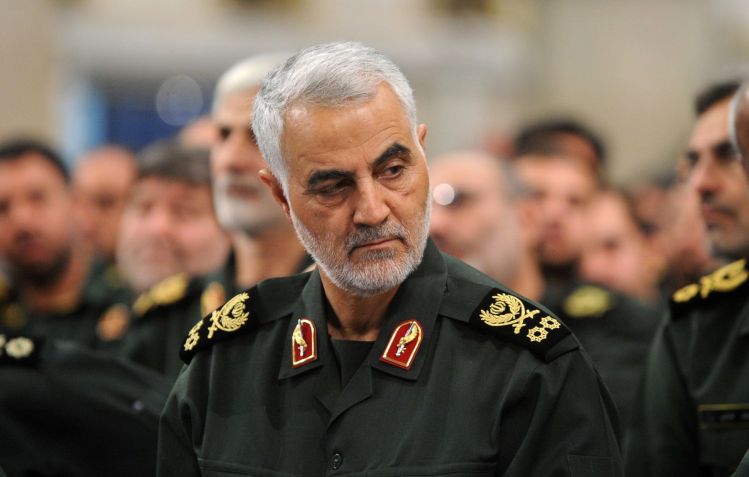 O então comandante da Força Quds iraniana, Qassem Soleimani, em reunião com o aiatolá Ali Khamenei, em 18 de setembro de 2016. / Pool / Press Office of Iranian Supreme Leader/Anadolu Agency/Getty Images