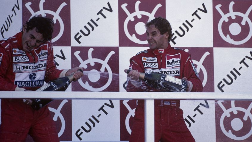 Senna e Gerhard Berger comemoram no pódio depois do GP do Japão de 1993 / Paul-Henri Cahier/Getty Images