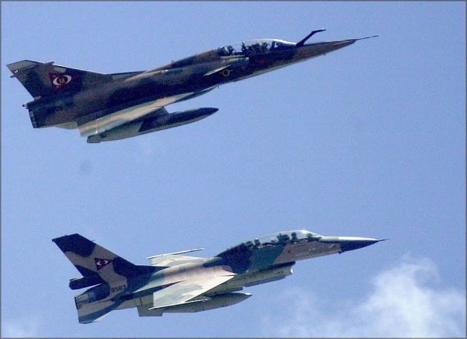 Jatos da Força Aérea Venezuelana sobrevoam um desfile militar em 5 de julho de 2002 em Caracas, Venezuela • Oscar Sabetta/Getty Images)