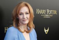 Governo do Reino Unido apoia J.K. Rowling em disputa de lei sobre crimes de ódio