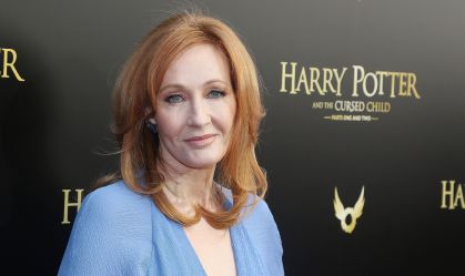 Governo do Reino Unido apoia J.K. Rowling em disputa de lei sobre crimes de ódio