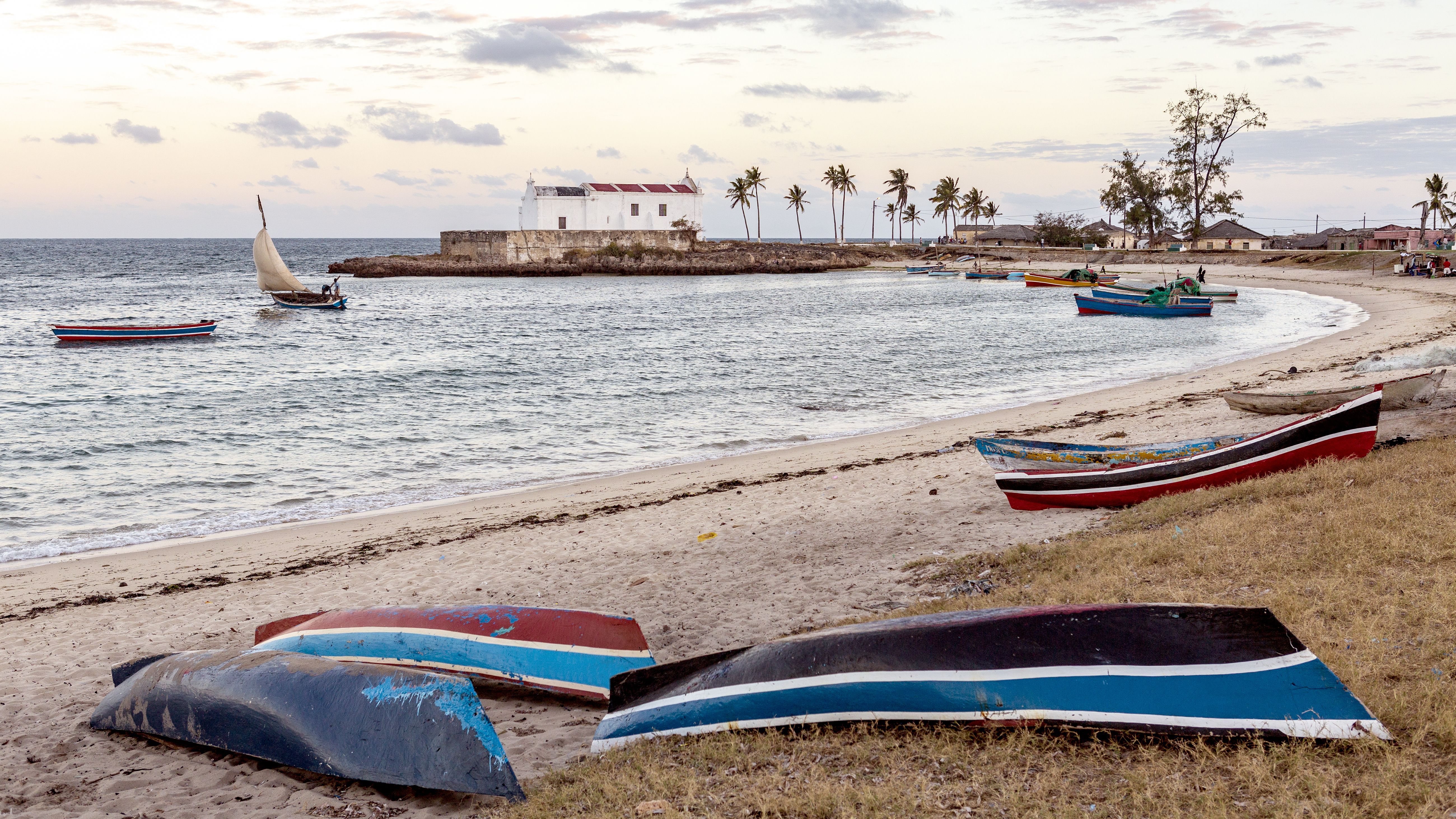 Praia com canoas de pesca e Igreja de Santo António em Makuti, em Nampula, Moçambique