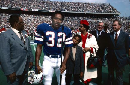 O.J. Simpson, jogador de futebol profissional do Buffalo Bills, é introduzido no Wall of Fame no Rich Stadium em 14 de setembro de 1980. Simpson está acompanhado por seus pais, seu filho, Jason, e Ralph Wilson, dono do Buffalo Bills.