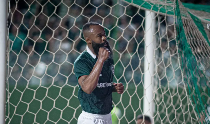 Goiás goleia Ponte Preta em casa e vence primeira na Série B