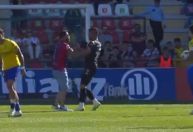 Vídeo: Em Portugal, goleiro brasileiro é agredido em invasão de campo