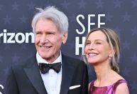 Mulher de Harrison Ford diz não tê-lo reconhecido no 1º encontro: "Assanhado"