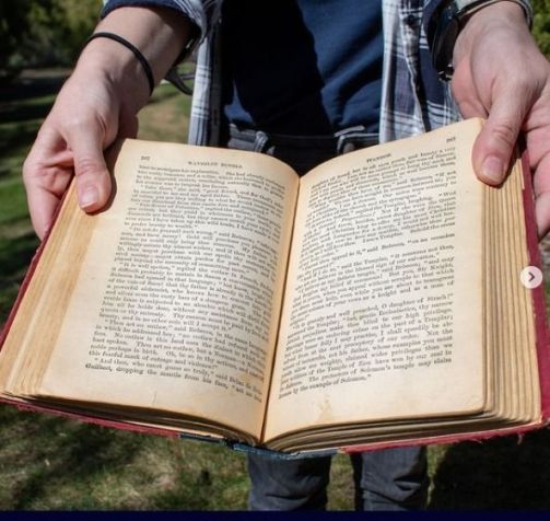 Livro é devolvido à biblioteca com 105 anos de atraso / Instagram @PoudreLibraries