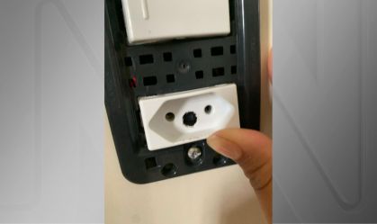 Câmera encontrada na tomada do banheiro de uma casa em Anápolis (GO)