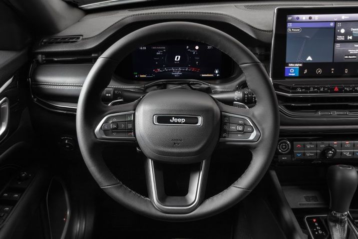 Jeep Compass 2025 na inédita versão BlackHawk / Divulgação