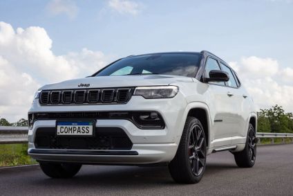 Jeep Compass 2025 na inédita versão BlackHawk