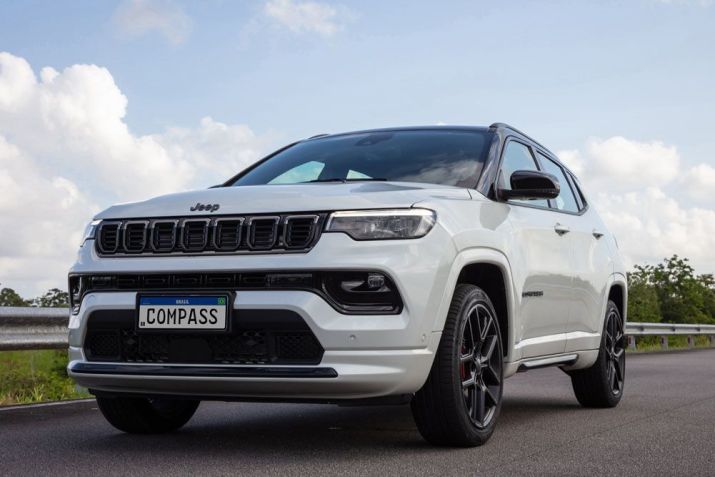 Jeep Compass 2025 na inédita versão BlackHawk / Divulgação