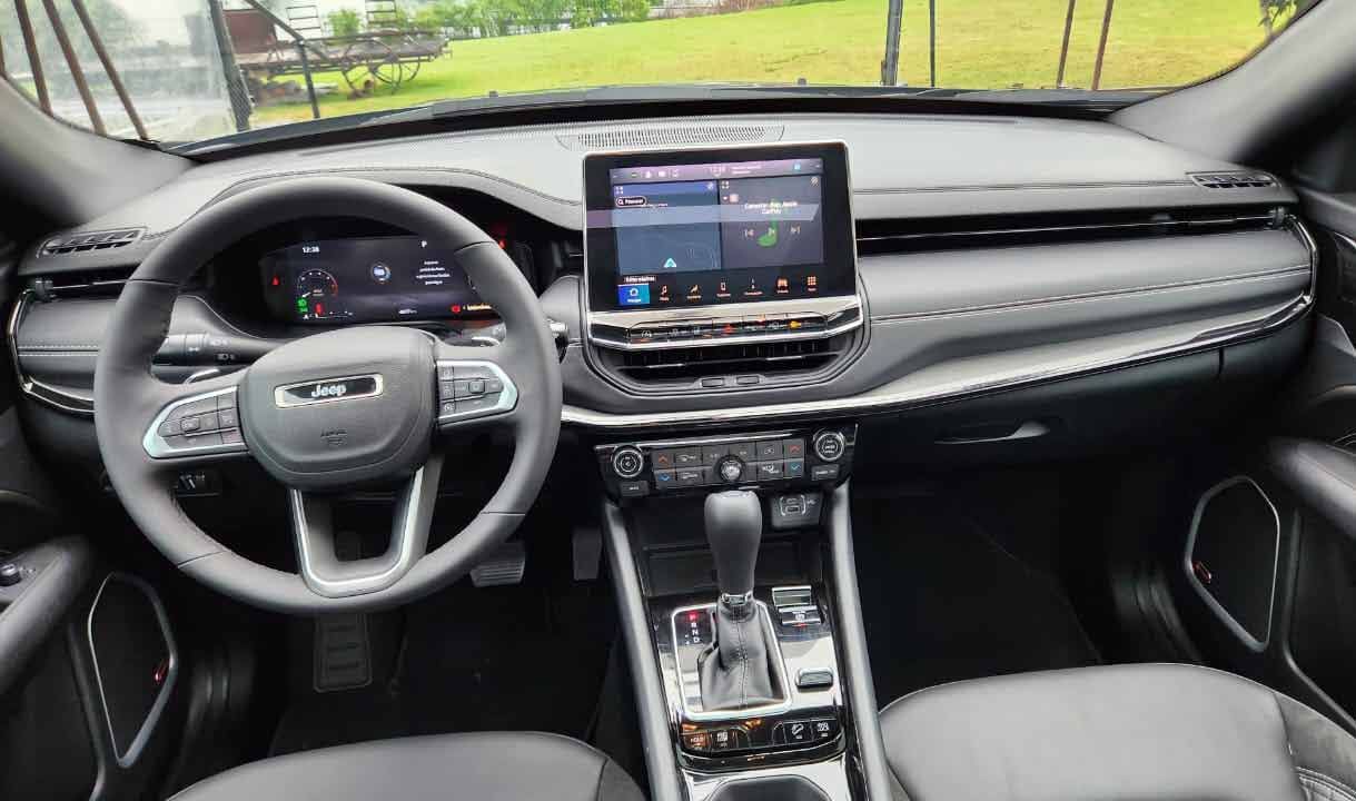Interior do Jeep Compass 2025: sem mudanças significativas / Thiago Ventura/CNN